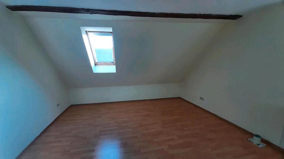 Dachgeschoßwohnung Berghülen - 3 Zimmer, 81 m&sup2;, 930&euro; | Angebot:26045338