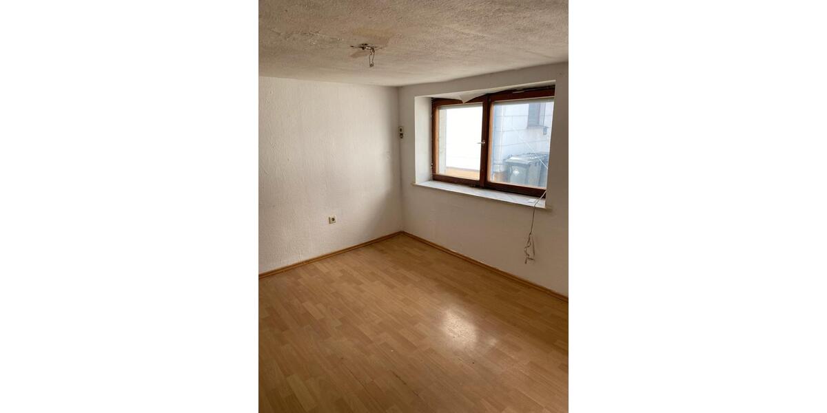 Einfamilienhaus Laichingen - 8 Zimmer, 122 m&sup2;, 140.000&euro; | Angebot:25935167