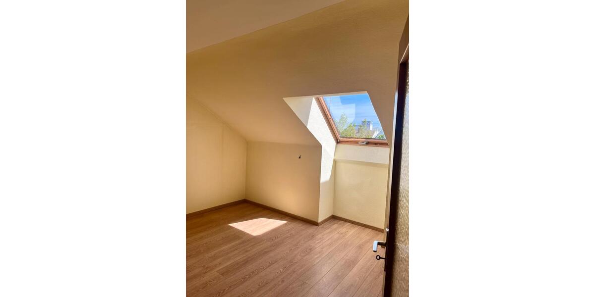 Etagenwohnung Vöhringen - 5 Zimmer, 135 m&sup2;, 1.300&euro; | Angebot:25793632